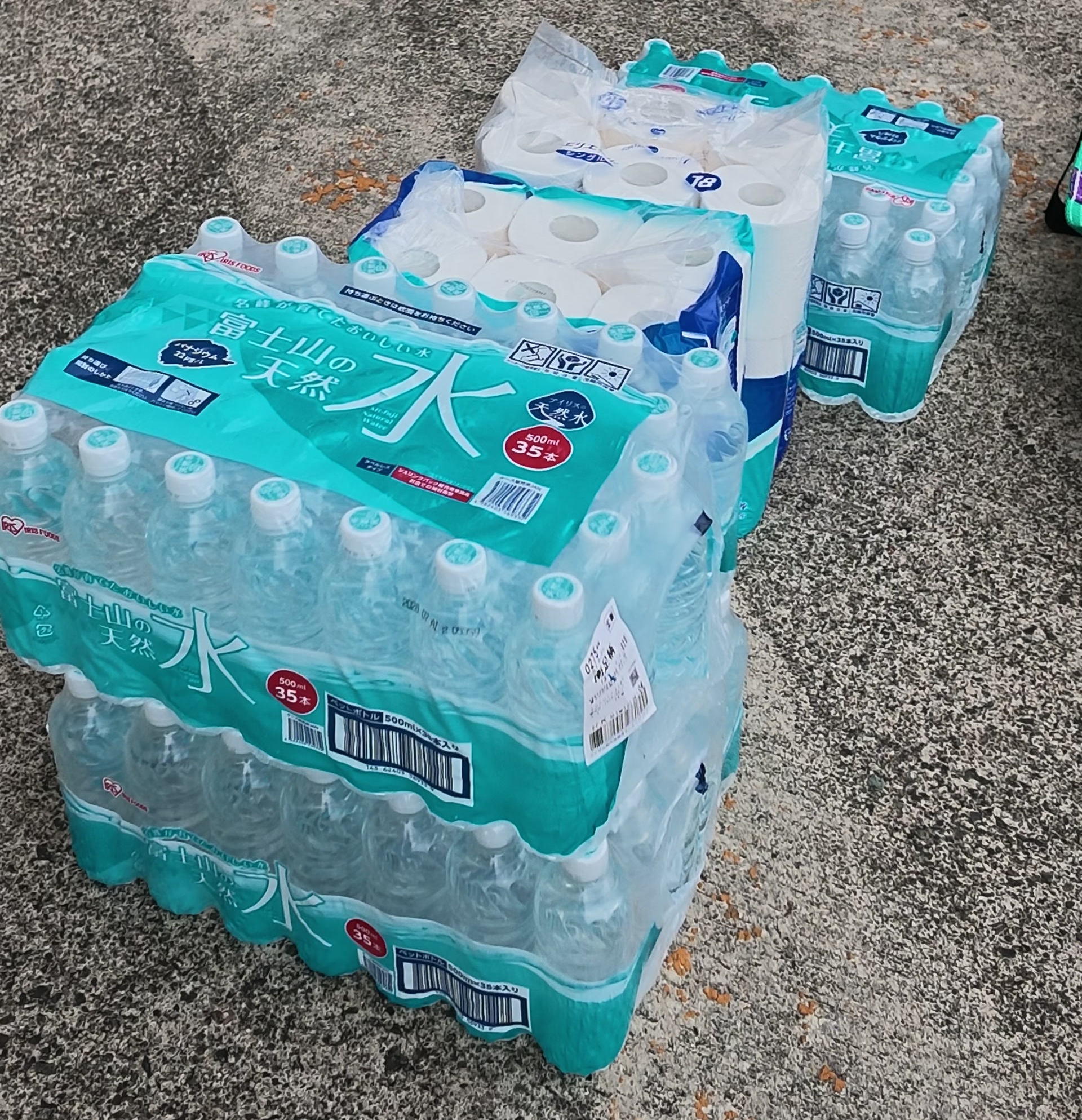 輸送した飲料水などの救援物資
