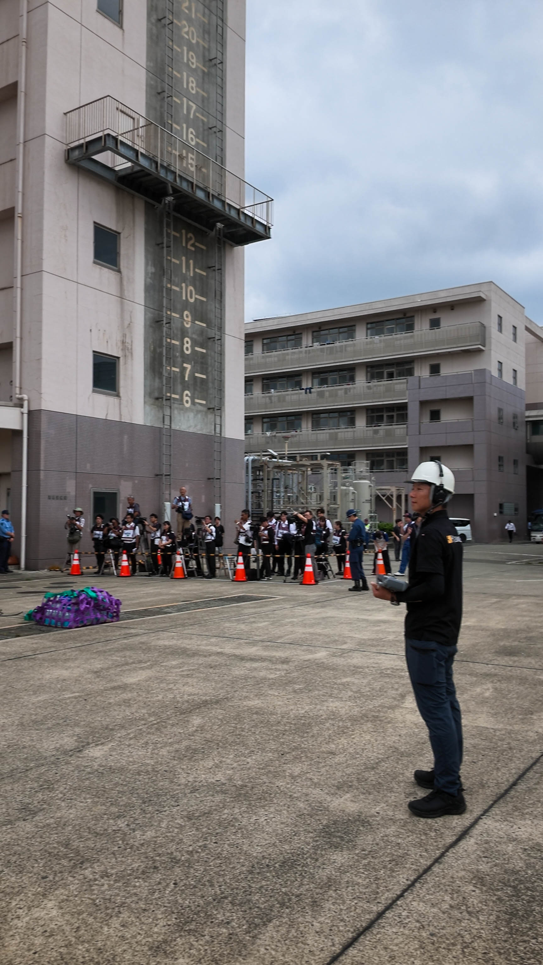 訓練会場で待機するFlyCart100と参加機関の皆さん